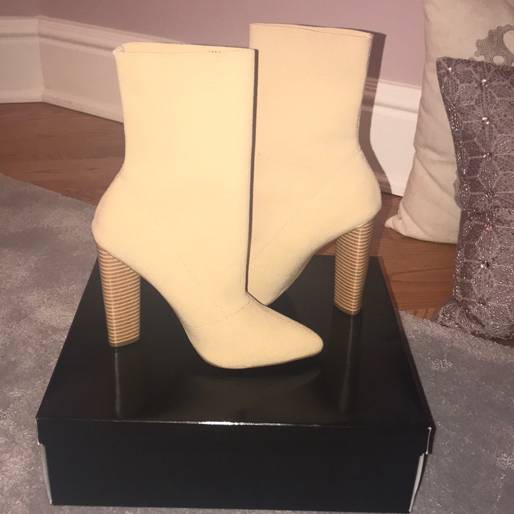 Beige GUESS booties - Picture 2 of 3